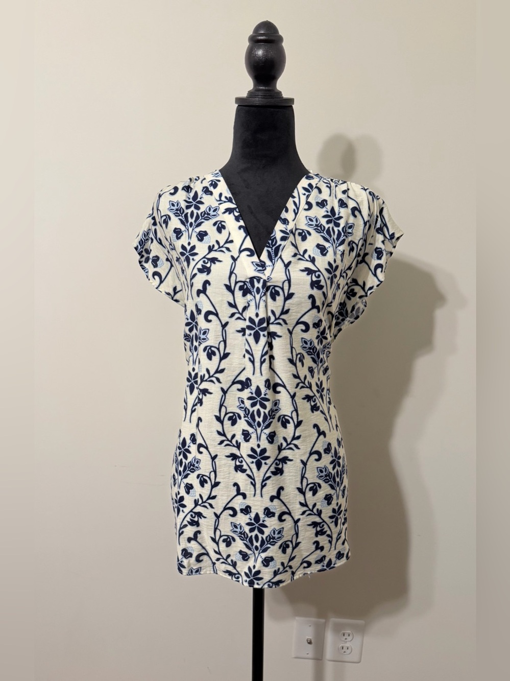 Chaus Navy & White V-Neck Floral Top *NWOT*